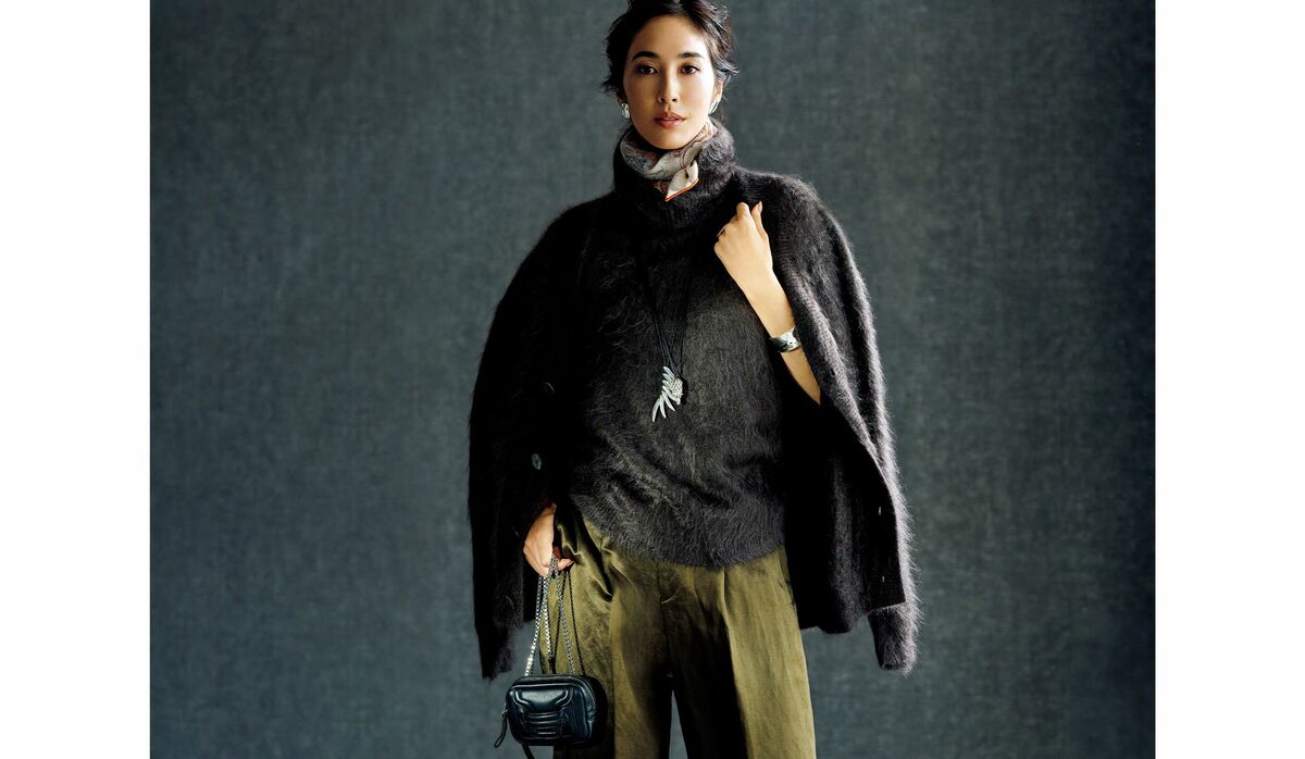 エルメス」のファーカシミアレイヤードに、サテンパンツでモダンな光沢