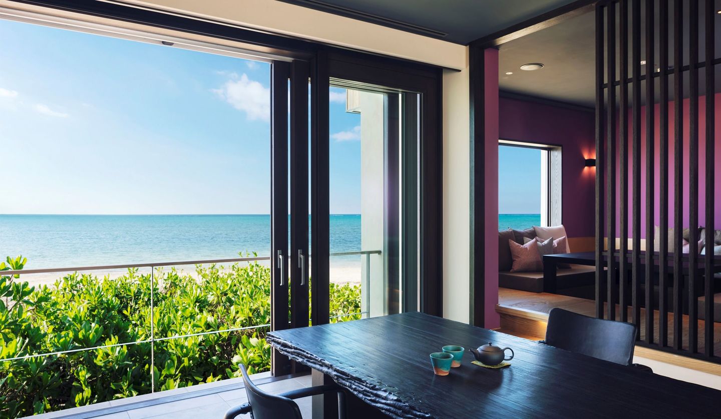 星のや沖縄の客室　窓から海が見える　