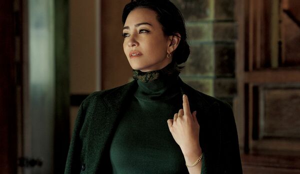 1/14 Wed｜「ロロ・ピアーナ」の辛口カーキスタイルで、媚びない色香を漂わせて【365日コーディネート】