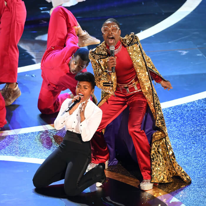 左は、ジャネール・モネイ。