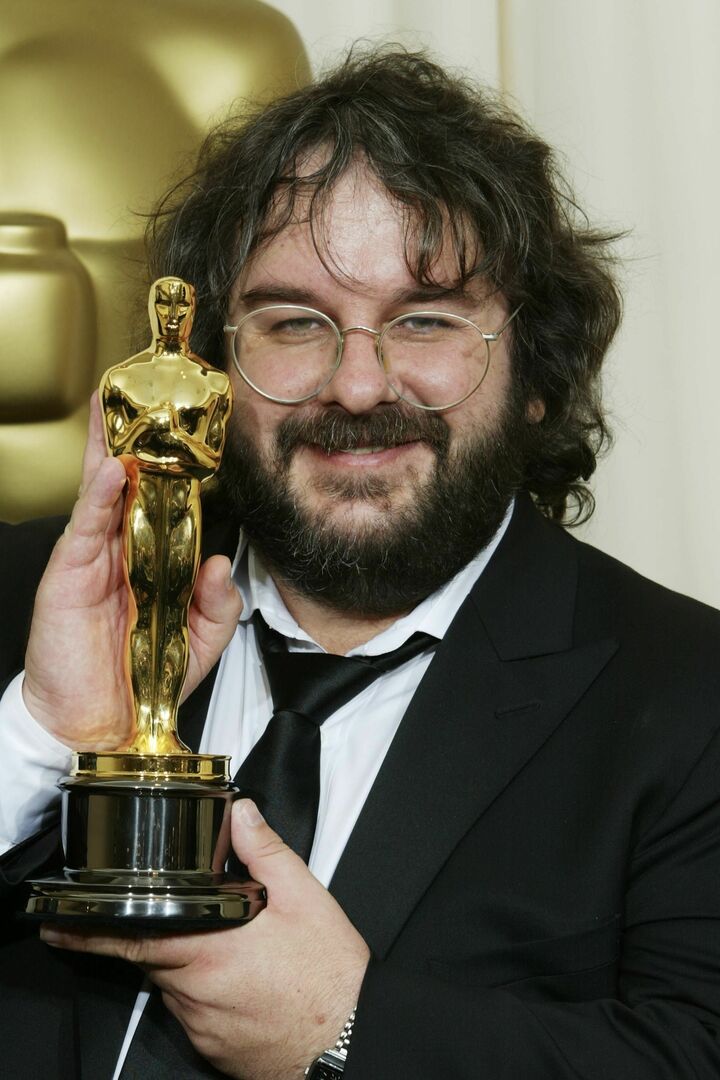 2004年、第76回アカデミー賞にてオスカー像を手にするピーター・ジャクソン監督。