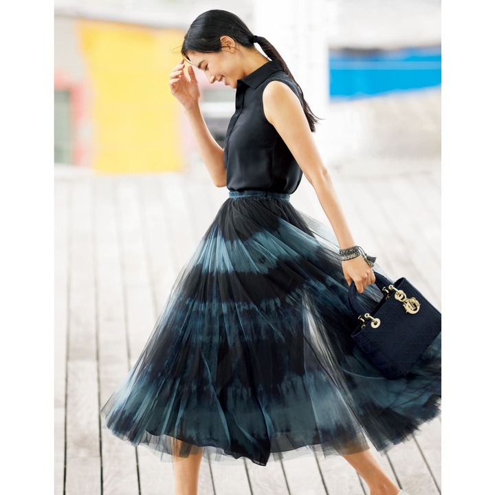 スカート￥680,000・ブラウス￥210,000・ブレスレット［２本のセット価格］￥65,000・バッグ￥480,000（クリスチャン ディオール〈ディオール〉）