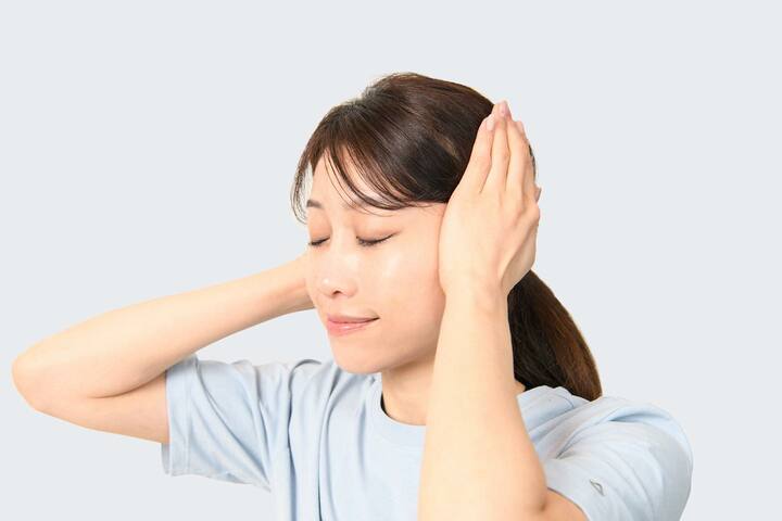 手を耳と側頭筋へ移し、深呼吸を3回行う