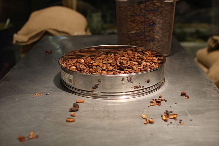 チョコレートバーの原材料はシングルオリジンのカカオ豆以外はきび砂糖のみというシンプルさ。カカオ本来の味を純粋に味わえる