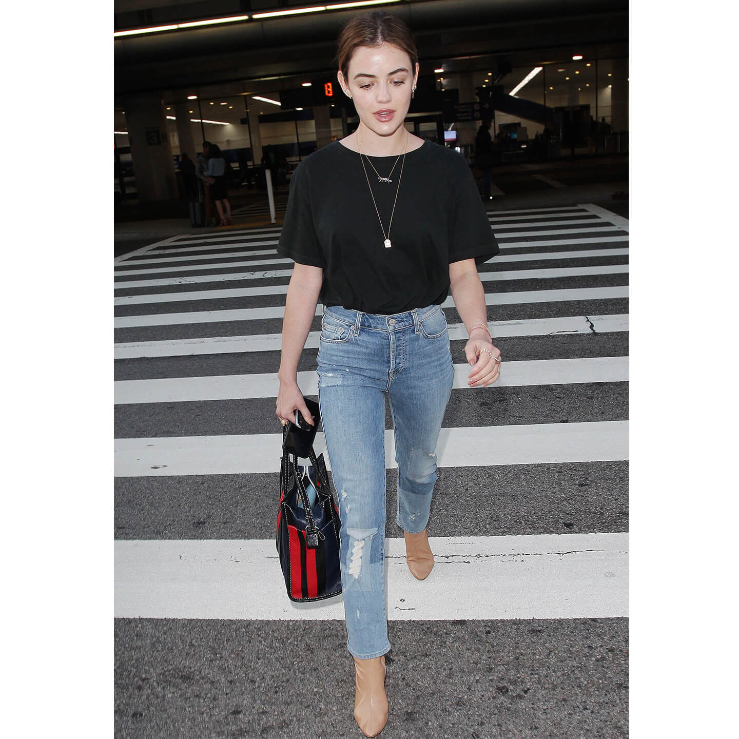 黒Tシャツ×ジーンズの女性