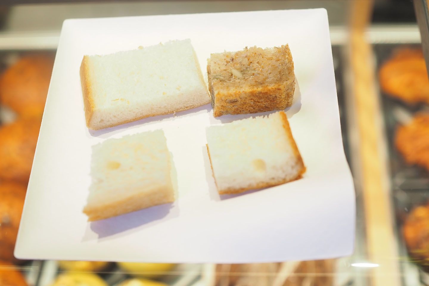 左上から時計回りに/食パンのホワイト、グリーン、イエロー、ブラウン。