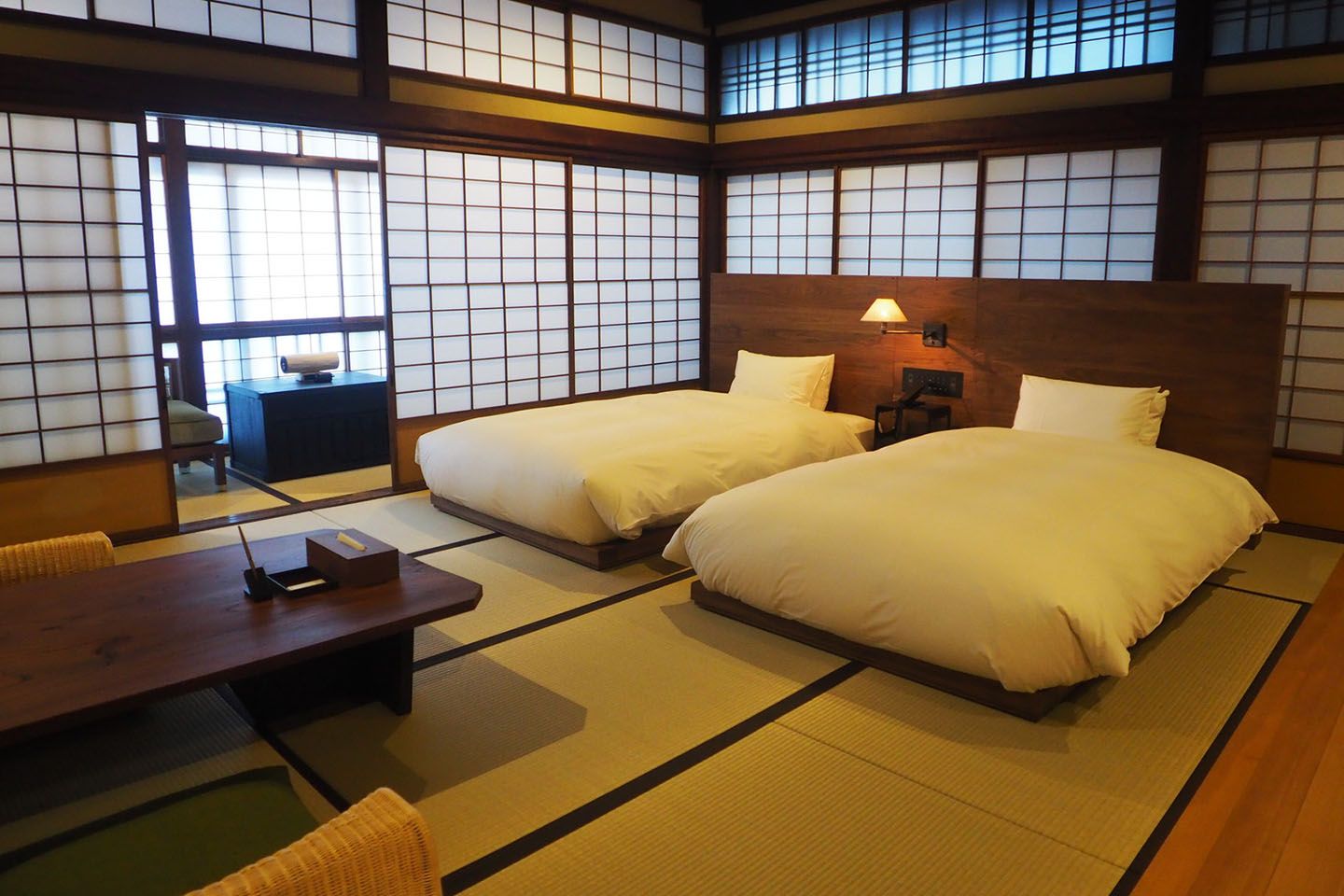 大広間だった部屋はふたつに区切り、使用しています。
