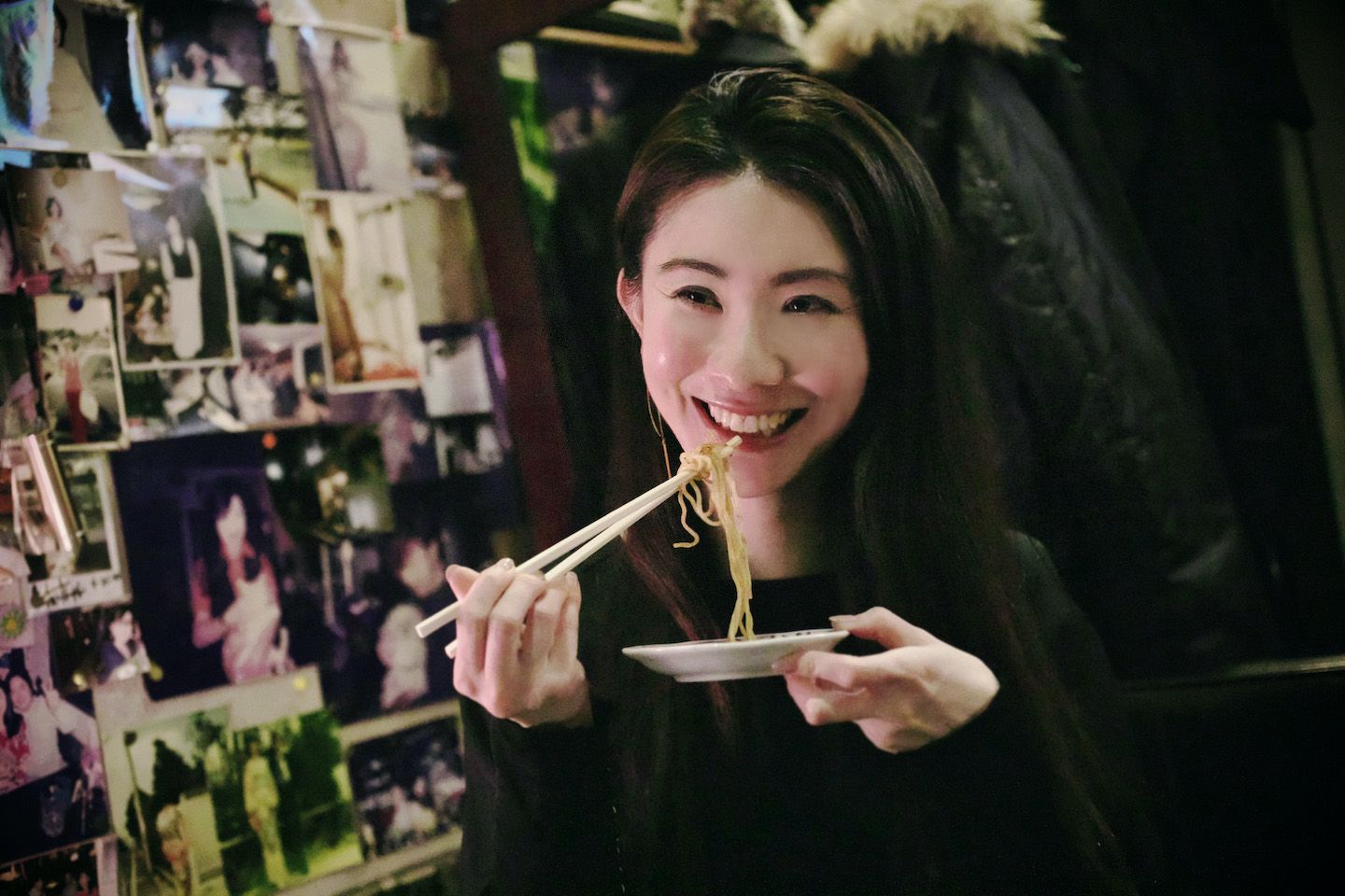 焼きそばを一口食べて「おいしい」と笑顔