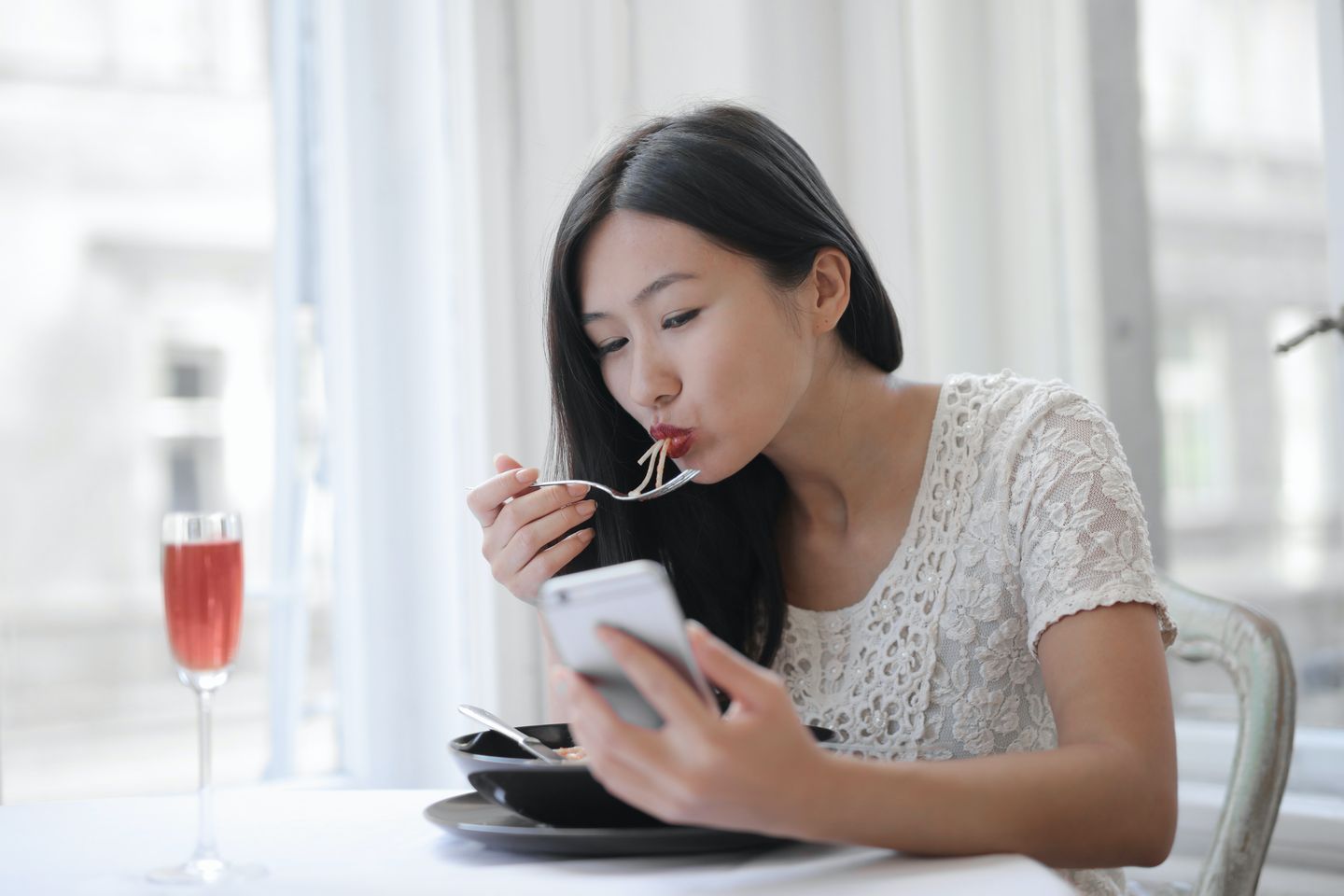 「ながらランチ」が脳に負担をかける