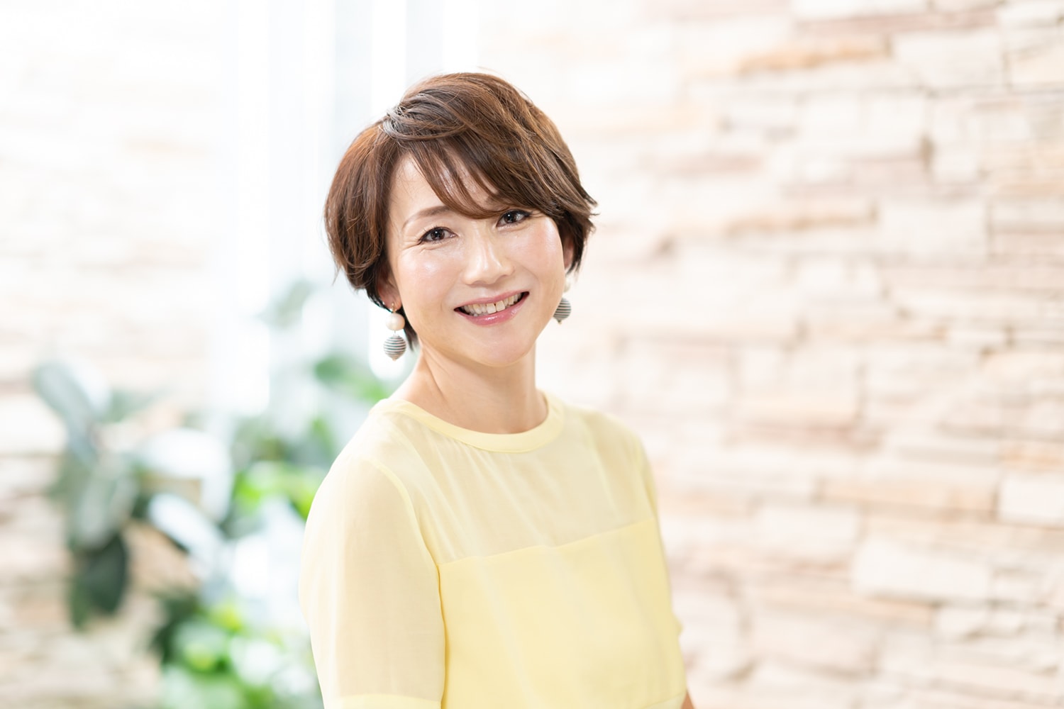 軽やかに動くフロントの毛束が、若々しさを引き出す