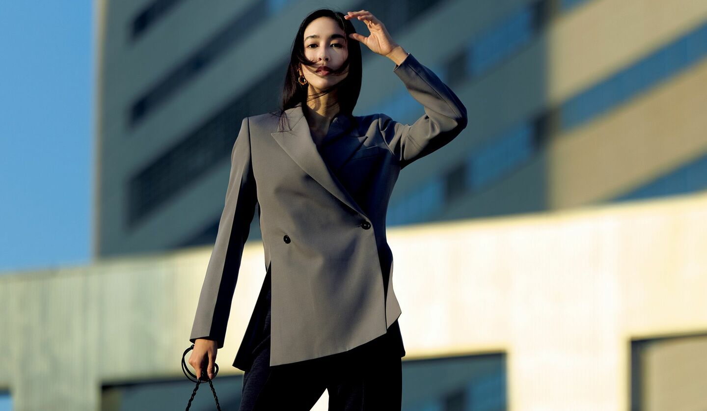 「ジル サンダー」のグレーのジャケットを着用したモデルの立野リカさん