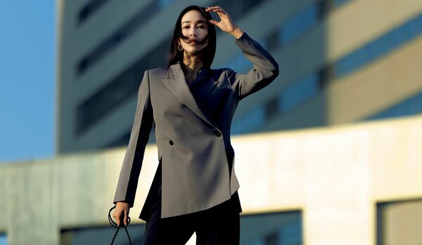 4/6 Mon|直線的で都会的な「ジル サンダー」のジャケットが、軽やかでモードなオンスタイルを実現【365日コーディネート】