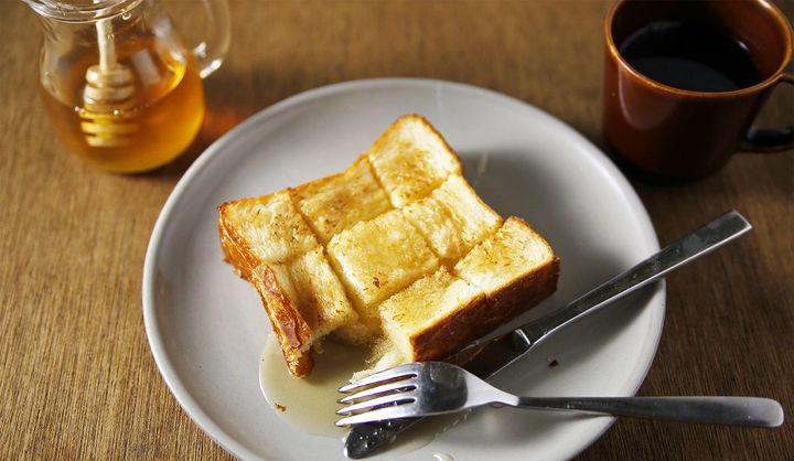 「六甲はちみつ」を使用した「クロワッサンな食パン」が、大阪梅田・中崎町「カラーズ」で7月30日（火）より限定発売