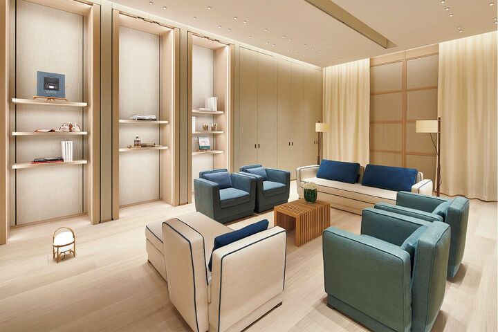 銀座店の上階に位置するアポイントメント制のVIPルーム。ここでは特別に、メンズのスーツや家具のオーダーも可能。