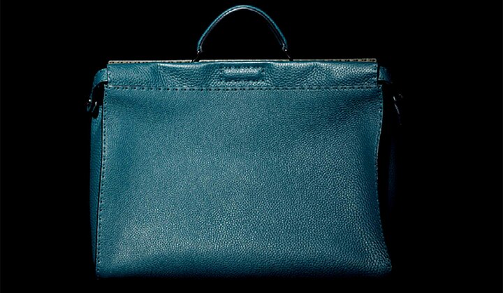 開いた間口をデザインとして見せる斬新な発想で、2008年の発表後瞬く間に世界屈指のアイコンバッグになった『ピーカブー』。間口を閉じれば、ドクターズバッグのようなクラシックな雰囲気。ある程度の重量感はあるが、ショルダーストラップ付きなので安心だ。［名品データ］●モデル名：『セレリア ピーカブー』 ●素材：カーフ ●サイズ：縦31.5×横41×マチ16.5㎝ ●色展開：写真のグリーン×カーキのほか、ネイビー×グリーンも展開 ●サイズ展開：写真のレギュラーサイズのほか、ラージサイズも展開 ￥613,000（フェンディ ジャパン）※税抜、参考価格