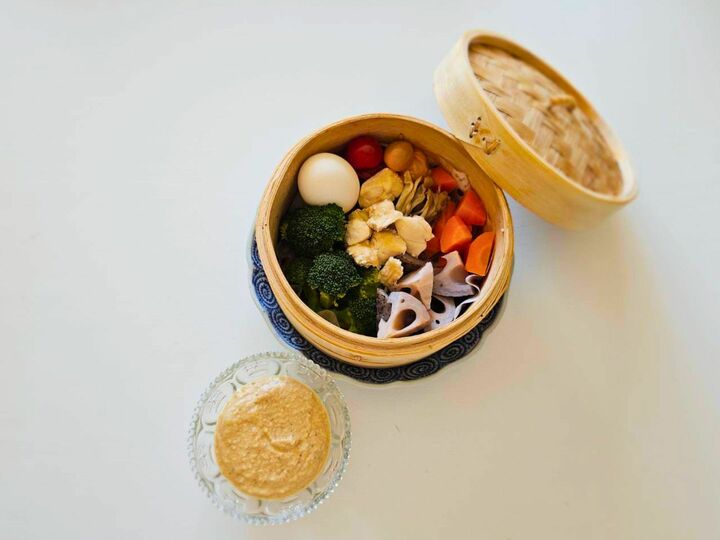 絹豆腐に調味料を混ぜて、蒸したささみと野菜のディップに。