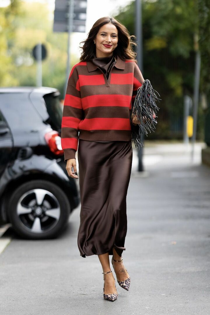 ボーダー柄の色を拾った赤のルージュを差して、顔周りを華やかに。