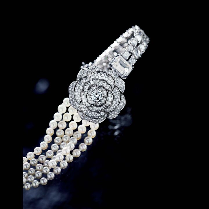 ブレスレット「1.5 1カメリア モチ ーフ. 5アリュール」￥80,100,000／参考価格［ホワイトゴールド×ダイヤモンド×パール］（シャネル）　[Precious2019年5月号53ページ]