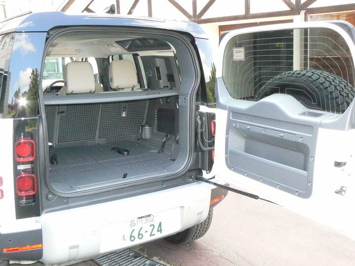 5人乗車時のラゲッジルームは広く、スクエアで使いやすい。バックドアはスペアタイヤが付くため横開き。