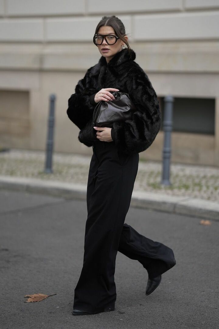 異なるツヤを備えたアウターとバッグを重ね、光を味方につけて。