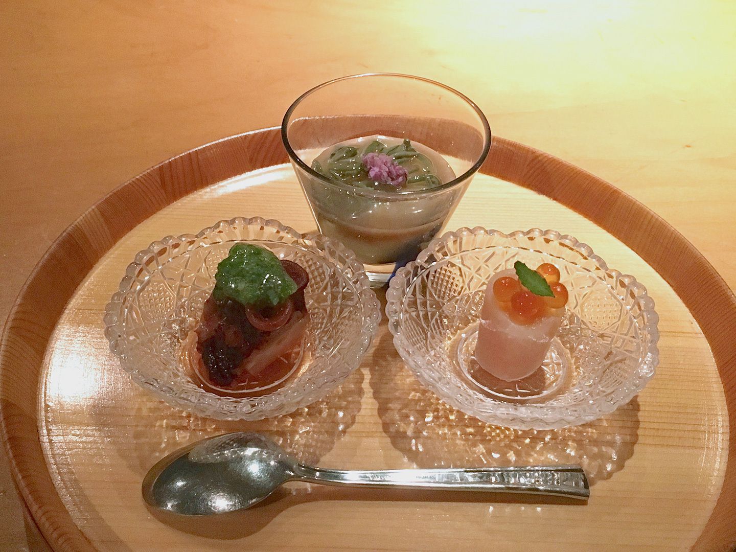 焼き茄子のペーストとじゅん菜。スモークサーモンと大根巻きイクラのせ。タコの柔らか煮にオクラを叩いて。ガラス皿に乗って涼しげな前菜3種。