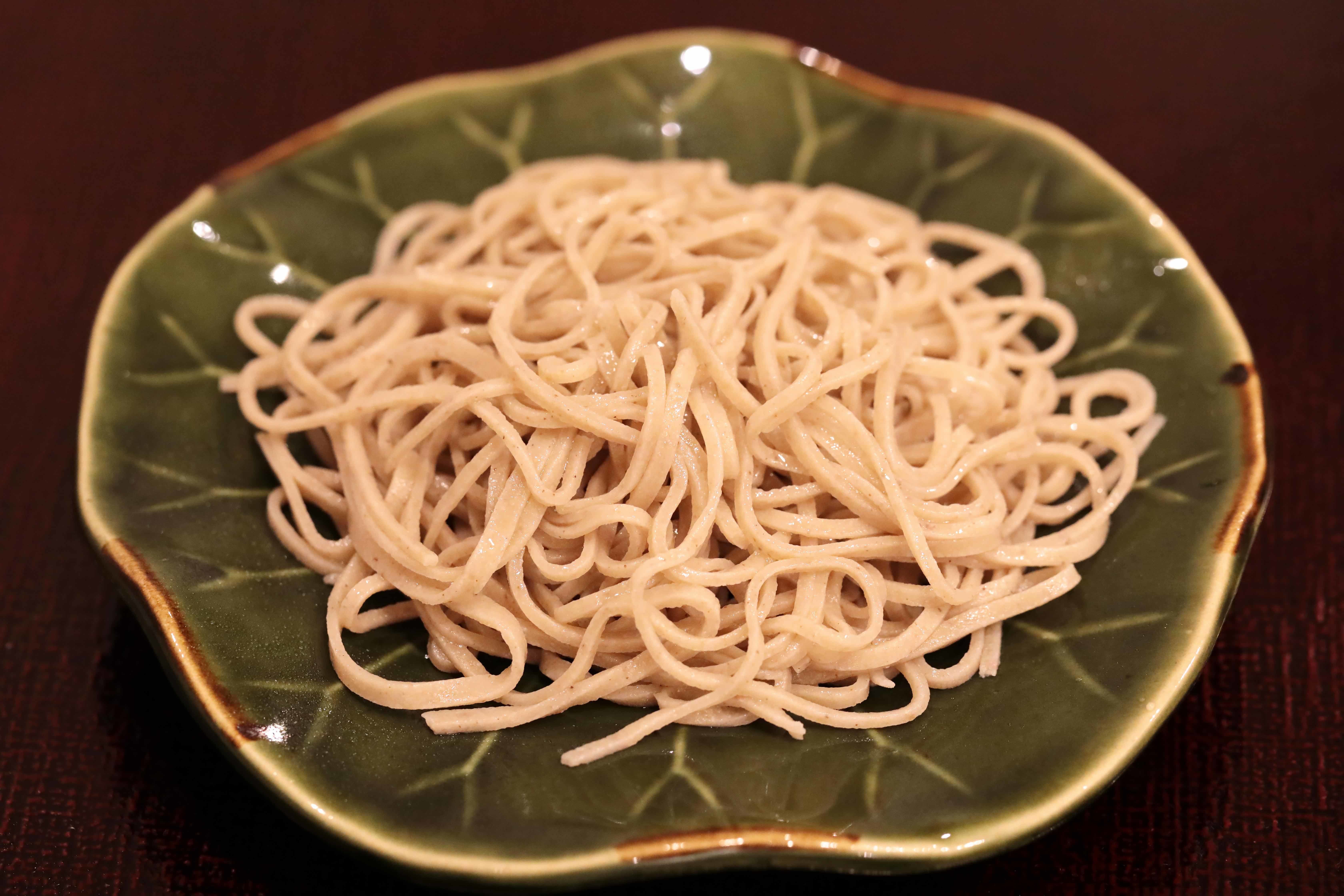 松庵の楽しみは、やはり、締めの蕎麦。蕎麦の産地や品種、挽き方は日によって変えるという。今夜は、夏に美味しい新蕎麦、「常陸春蕎麦」。単品の蕎麦は、せいろ¥900、湯葉蕎麦¥1,300、鴨南蛮¥1,800など、冷たい蕎麦、暖かい蕎麦、あわせて10品がメニューにある。