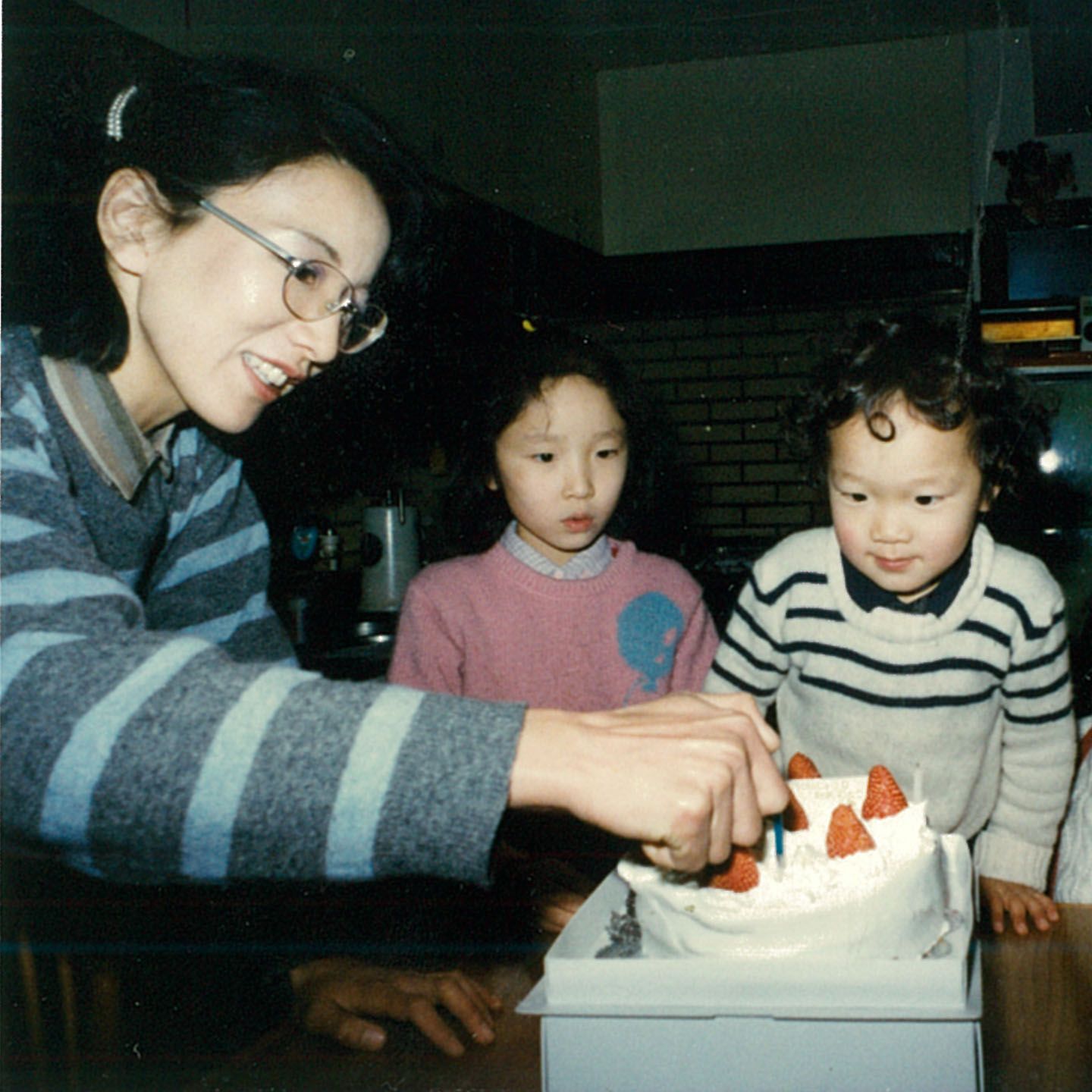 子供の誕生日会を写した主婦時代の1枚。アルバム10冊ひっくり返しても、自分が中心に写っているものはなかったと笑う海老原さん。