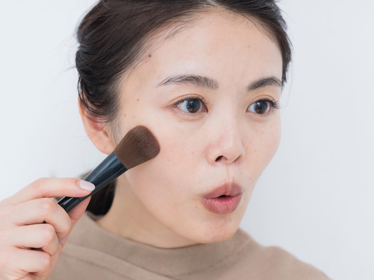コシのある上質なブラシを使用することで、ムラなくきれいな発色がかなう。