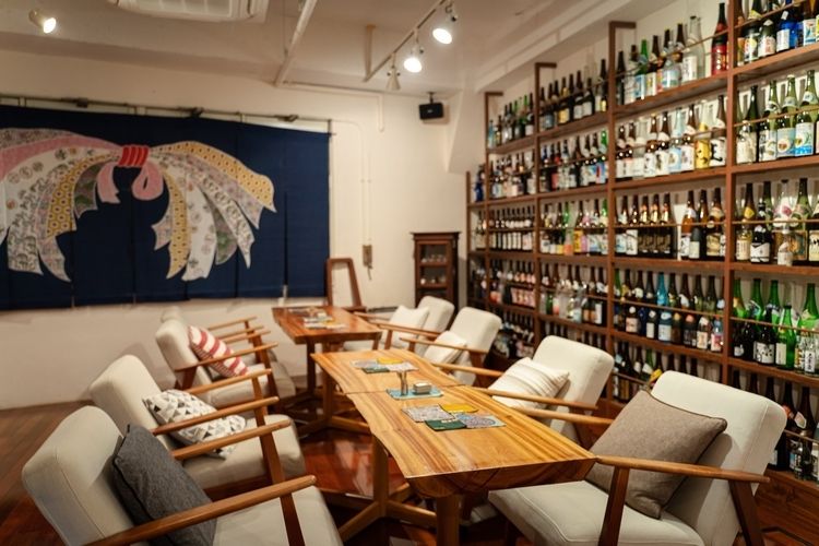 天井近くの棚まで泡盛がずらりと並ぶ店内