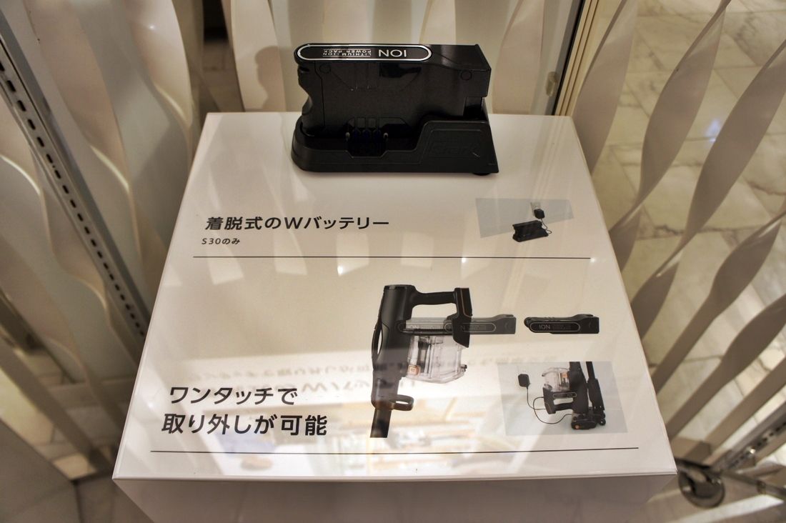 本体から取り外して、別の場所でも充電しておけるのは何気に便利です!