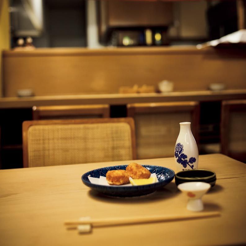 店名にある「はち巻」は、初代・岡田庄次(左上写真)がいつも豆絞りの手ぬぐいを巻いていたことに由来する。左、看板料理のひとつ、揚げしんじょ。入り口に置かれた〝菊正宗〟の樽酒。品書きは、一品料理のほか、おまかせひととおり(刺身、岡田茶わん、田楽、焼き物、揚げしんじょ、小鉢、煮物、お食事、果物)14,000円~、季節のコース(夏は鮎、冬は鮟鱇鍋などのおまかせコース)がある。要予約。