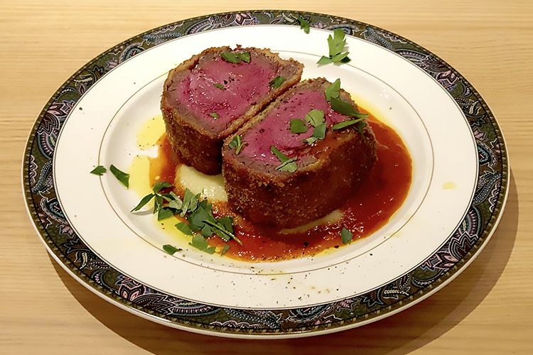 塊肉を豪快に揚げる『和牛肉のカツレツ』200g 3,900円~(税抜)