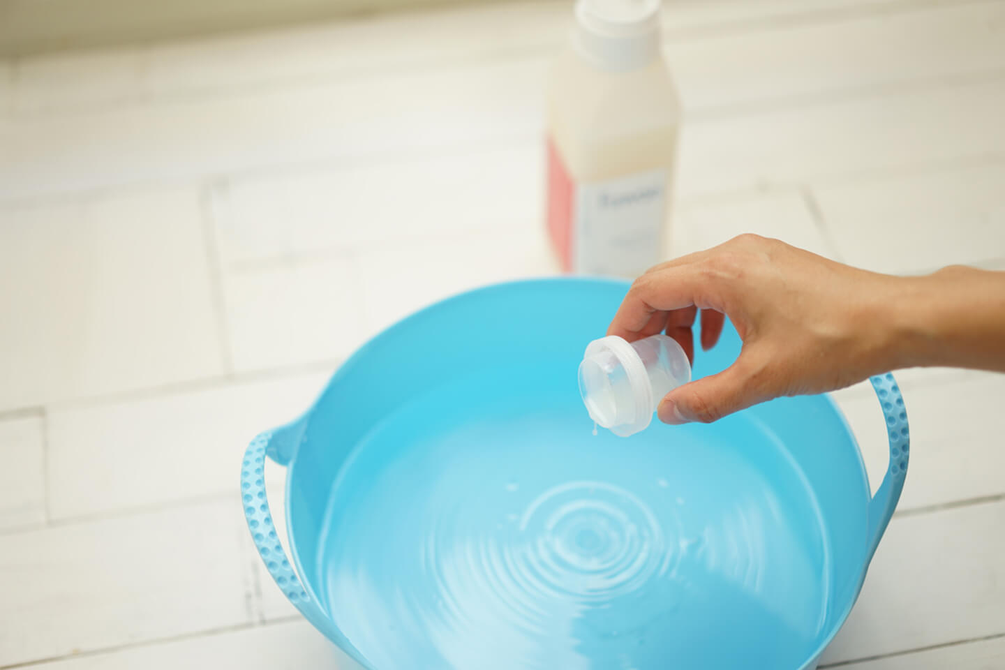 柔軟剤をエコファーに染み込ませます