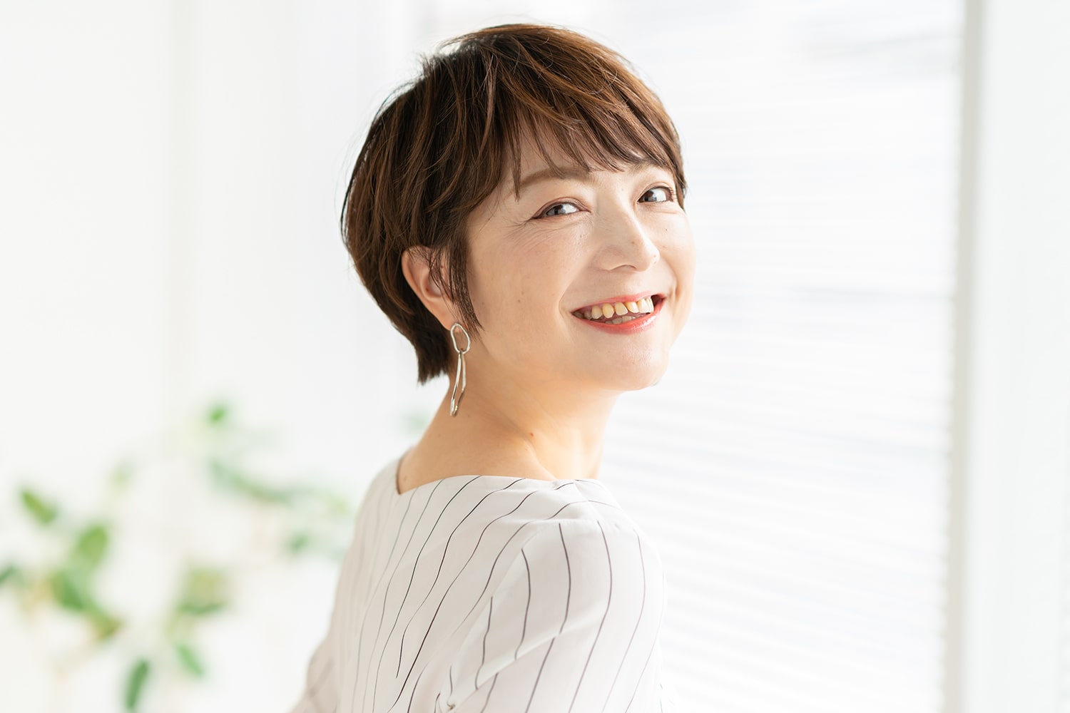 両耳に髪をかけるとより若々しくキュートな印象に。肌をスッキリと出すことで、垢抜けた印象になります。