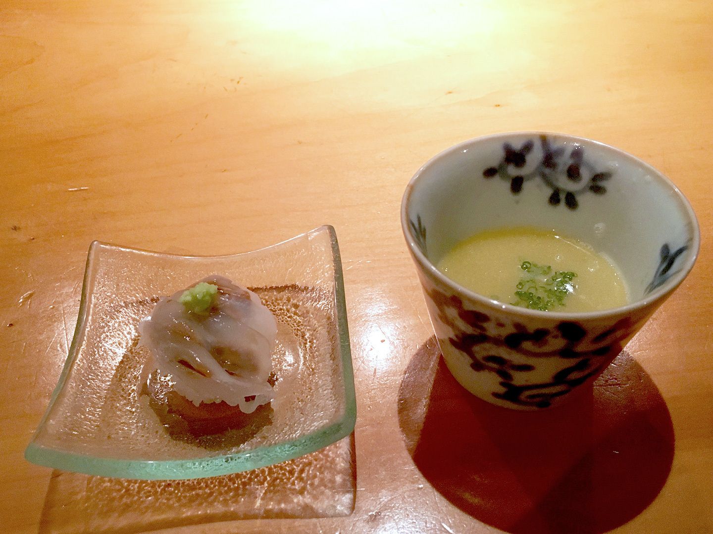 ヤリイカの握りに隠されていたのは愛媛産の赤ウニ。水炊きスープの旨味を味わいながらご飯でお腹を落ち着かせます。
