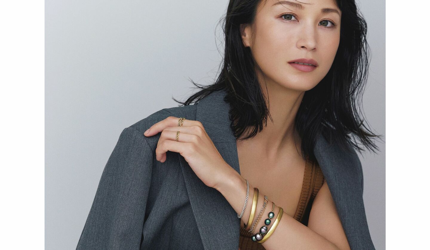 黒田エイミさんがキウナの指輪とブレスレットを纏っている写真