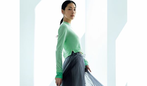 ライトグリーンが印象的な「マメ クロゴウチ」のニット｜沖縄の目が覚めるような新緑から着想を得たカラー