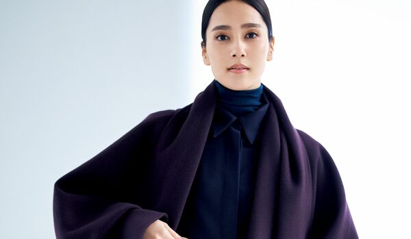 11/5 Wed|マチュアなブルー系トップスにパープルのアウターを重ねて、洗練が高まるシーズンスライドを【365日コーディネート】