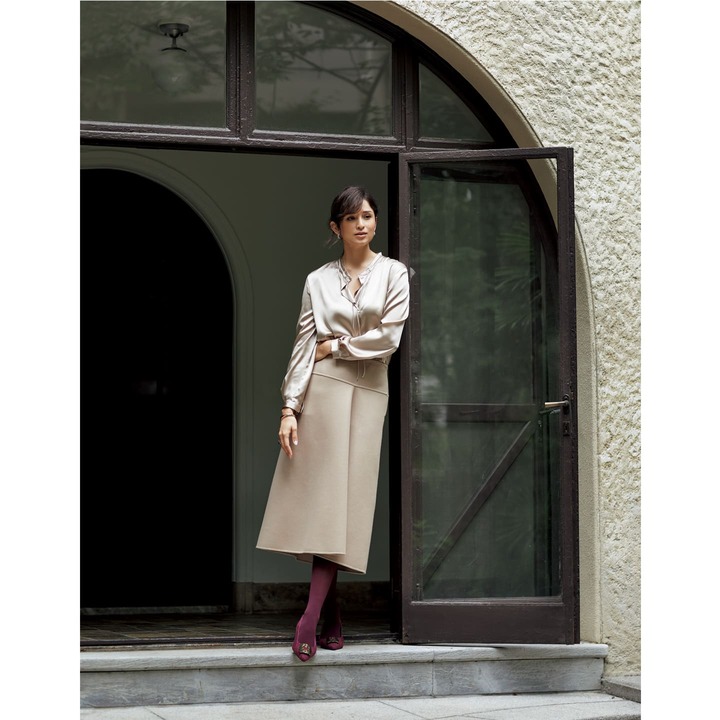 靴『ゾビフラット』［ヒール1.0㎝］￥107,000（ブルーベル・ジャパン〈マノロ ブラニク〉）、タイツ『ベルーティン50』￥4,200（ステッラ〈ピエールマントゥー〉）、ブラウス￥97,000（サン・フレール〈レ・コパン〉）、スカート￥68,000（ドゥロワー 六本木店）、ピアス￥1,630,000・バングル￥1,010,000・リング［ローズクオーツ］￥330,000・［ガーネット］￥262,000（ポメラートブティック 銀座店〈ポメラート〉）