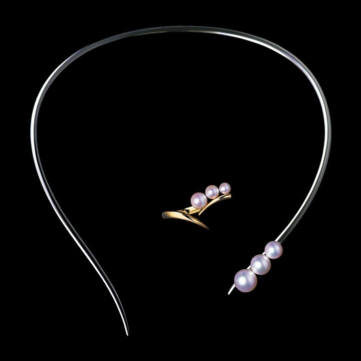 ゴールドのラインと、3粒のグラデーションパールのみで構成したミニマルなデザイン。『ムーラン』ネックレス￥1,380,000［ホワイトゴールド×あこや真珠］・リング￥218,000［イエローゴールド×あこや真珠］（TASAKI〈TASAKI Atelier〉）　