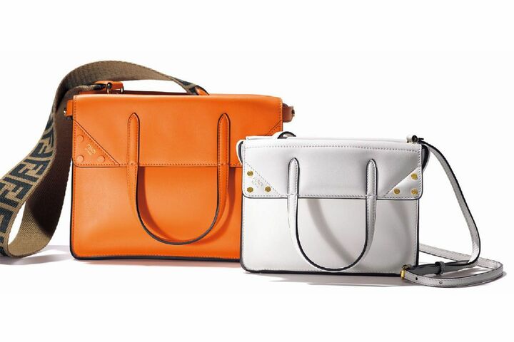 素材はスムースレザー。バッグ『フェンディ フリップ』左／オレンジのレギュラーサイズ［縦20.5×横25.5×マチ12.5cm］￥254,000・右／白のスモールサイズ［縦15.5×横20×マチ11cm］￥202,000［ともに2本のショルダーストラップ付き］（フェンディ ジャパン）　[Precious2019年4月号255ページ] 