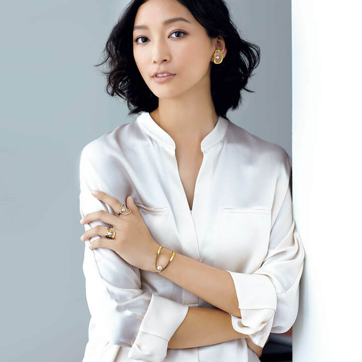 『オーロラ』イヤリング￥400,000［イエローゴールド×あこや真珠］・人さし指のリング￥650,000［イエローゴールド×あこや真珠×ダイヤモンド］・薬指のリング￥220,000［イエローゴールド×あこや真珠］・ブレスレット￥720,000［イエローゴールド×あこや真珠］（TASAKI〈TASAKI Atelier〉）　ブラウス￥42,800（Vince 表参道店）