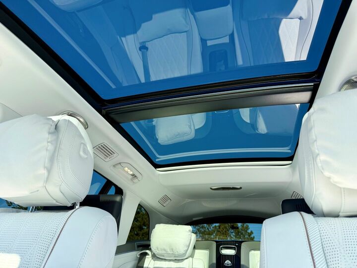 頭上には面積の大きいパノラミックスライディングルーフが。ガラスを開閉することもでき、天気が穏やかな日中や夜の気分は格別。