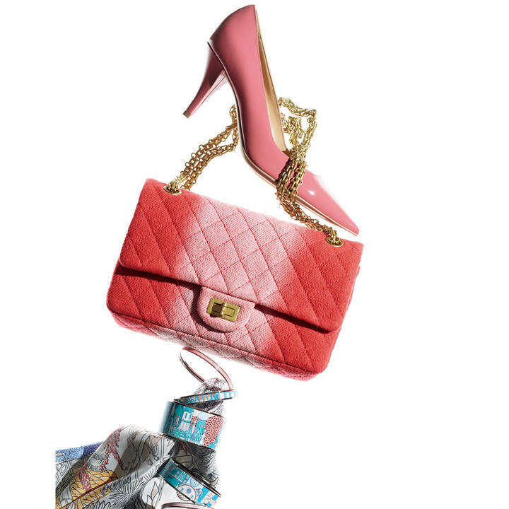 上から／すらりと伸びたトウに、スクエアラインのカッティングを施して。靴［ヒール7.5cm］￥69,000（セルジオ ロッシ）ピンクグラデーションのデニム素材で、名品バッグが可憐に進化。バッグ『2.55』［縦16×横24×マチ7.5cm］￥485,000（シャネル）優しい色調で手元を上品に。いちばん細いタイプは、この春新たに仲間入りしたもの。ブレスレット［上から］￥39,000・￥60,000・￥96,000・￥76,000・￥39,000・繊細なイラストが描かれた一枚は、シャツの襟元に添えても素敵。スカーフ［縦90×横90cm］￥52,000（エルメスジャポン）　[Precious2019年3月号80ページ] 