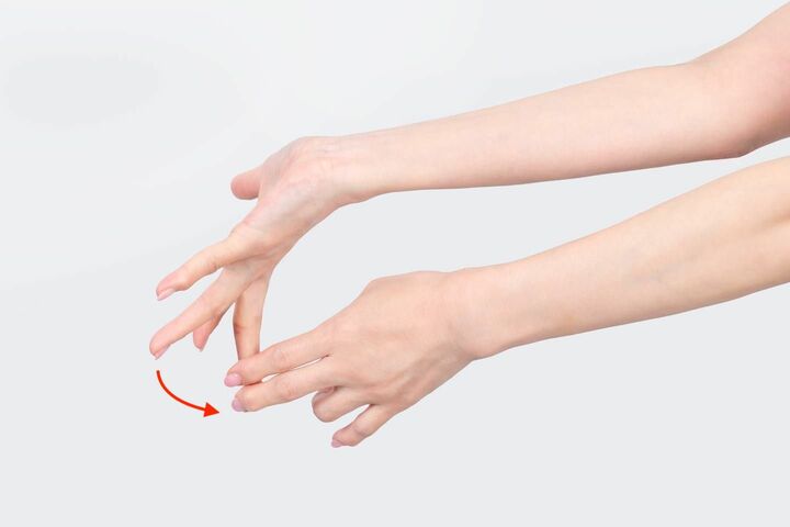 中指だけを下方向にストレッチ
