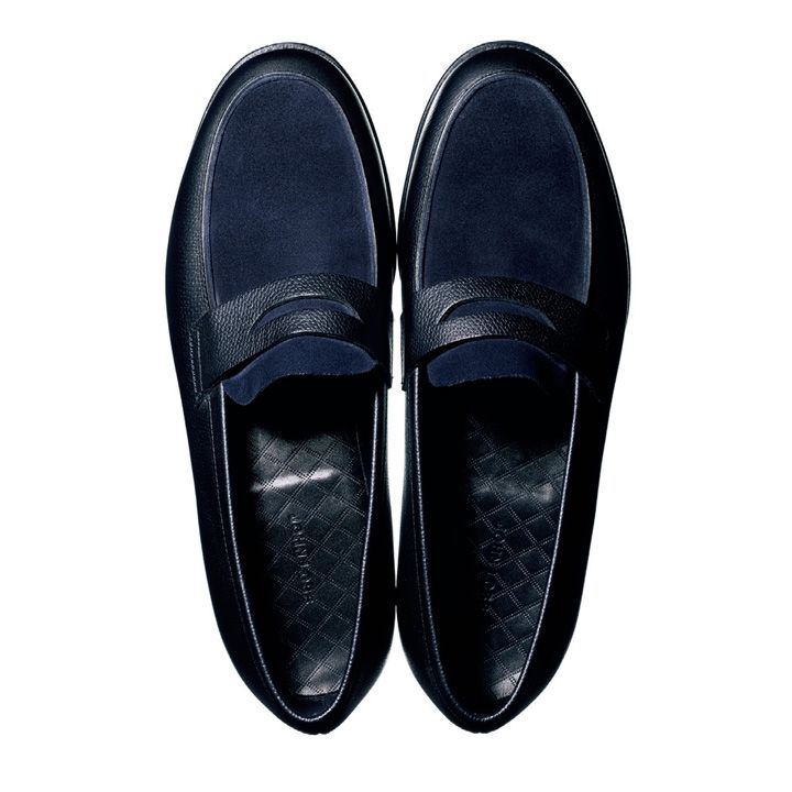 靴［素材：クシュベルカーフ×スエード、ヒール：1.5cm］￥160,000（ジョン ロブ ジャパン）　[Precious2018年10月号97ページ]