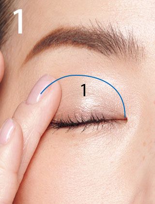 アイホールの目頭側に1を指でぼかします。光沢感があるのでメリハリ感が生まれ、中高い顔に。