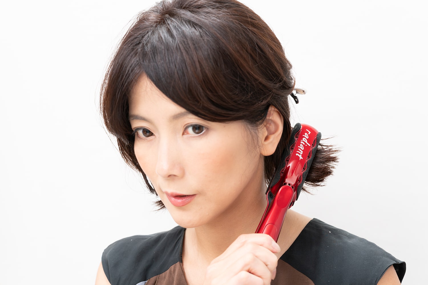 ストレートアイロンで毛先だけ外はねさせる