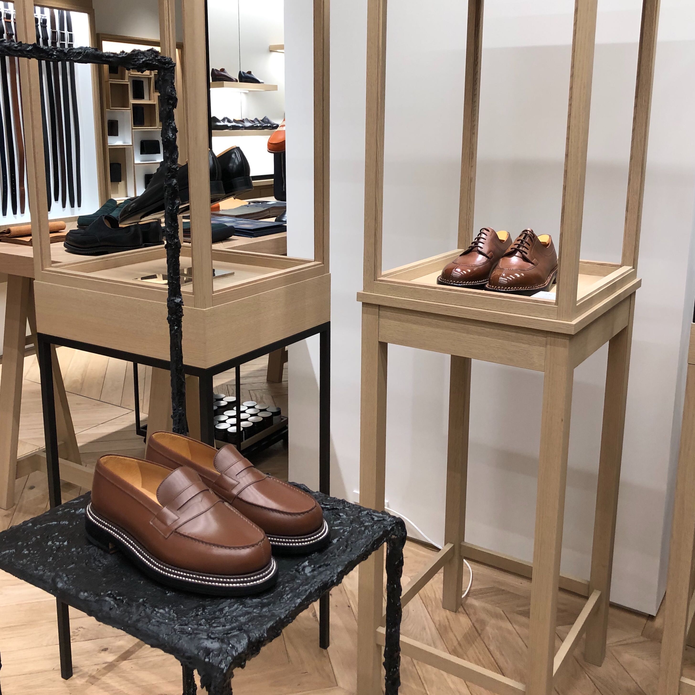 ショーケースにアートピースのように靴がディスプレイされる。タイムレスなモデルにぴったりのプレゼンテーションだろう