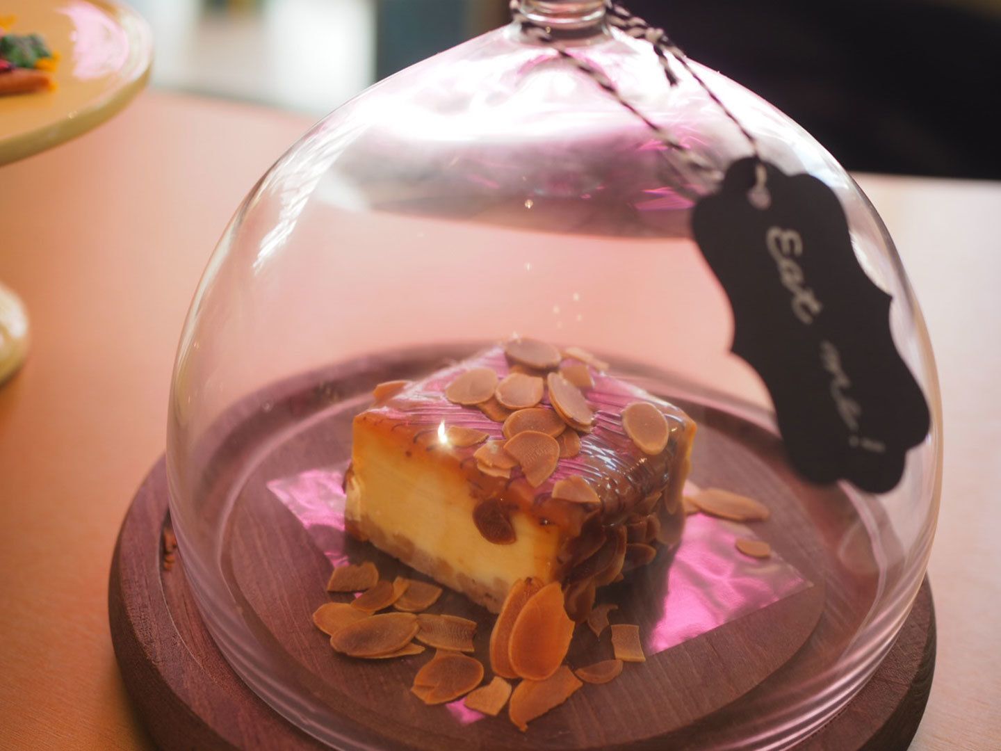 「BALLY CAFE(バリーカフェ)」キャラメルとチーズの濃厚さにアーモンドの風味がきいてます。¥700